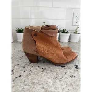 Unity in Diversity Tan Perforated Leather Ankle Boots Size 39 (US‎ 8.5)